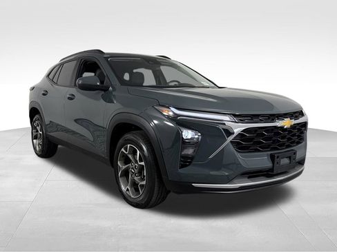 Used 2025 Chevrolet Trax LT w/ LT Convenience Package FWD image 4