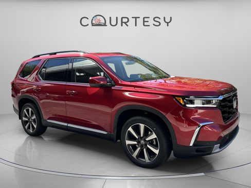 Certified 2025 Honda Pilot Touring image 9