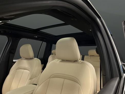 Used 2025 Jeep Grand Cherokee Limited w/ Luxury Tech Group II image 7