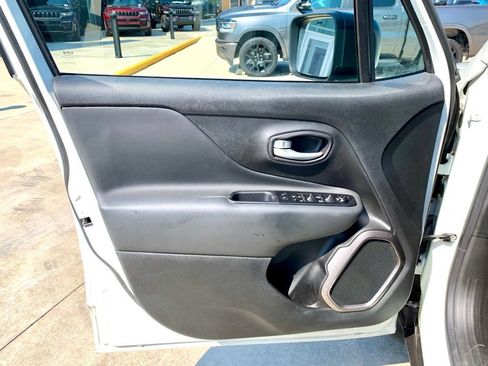 Used 2023 Jeep Renegade Latitude AWD/4WD image 11