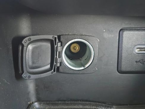 Used 2022 GMC Acadia SLE FWD image 17