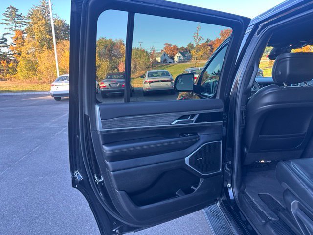 Used 2022 Jeep Wagoneer Series III AWD/4WD image 16