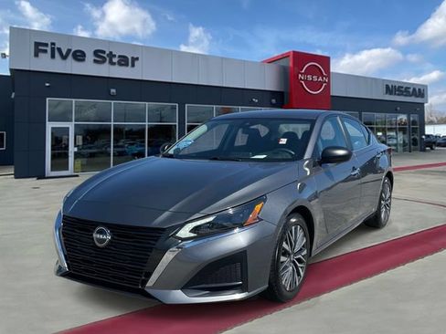 Used 2024 Nissan Altima 2.5 SV FWD image 3