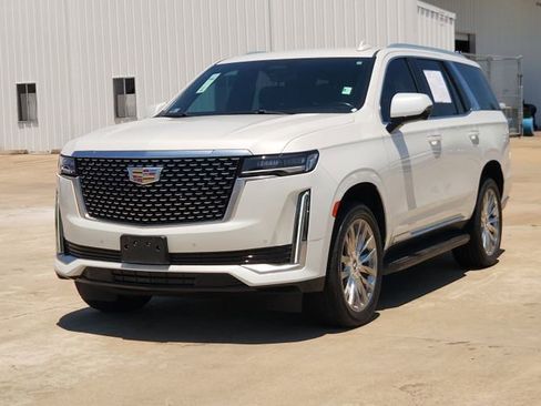 Used 2022 Cadillac Escalade Luxury w/ LPO, Illumination Package AWD/4WD image 3