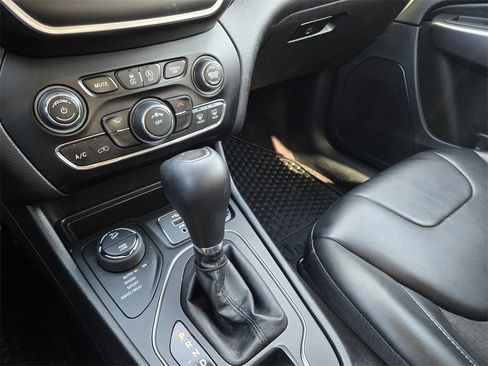 Used 2019 Jeep Cherokee Latitude Plus w/ Cold Weather Group image 12