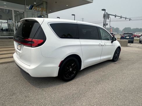 Used 2023 Chrysler Pacifica Touring-L FWD image 12