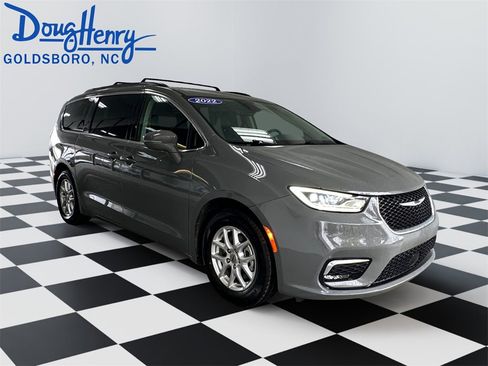 Used 2022 Chrysler Pacifica Touring-L image 7