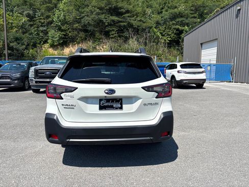 Used 2024 Subaru Outback Premium image 3