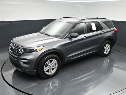 Used 2022 Ford Explorer XLT w/ Equipment Group 202A AWD/4WD image 19
