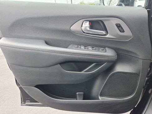 Used 2025 Chrysler Pacifica Select image 38