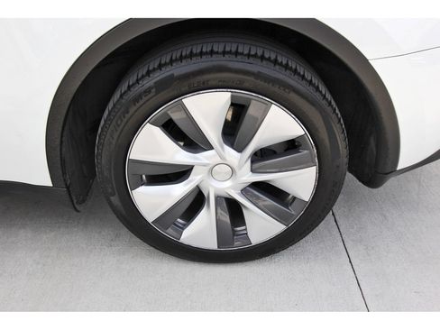 Used 2023 Tesla Model Y Long Range AWD/4WD image 29