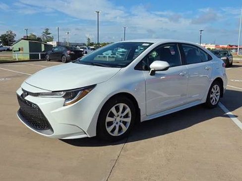 Used 2025 Toyota Corolla LE FWD image 4