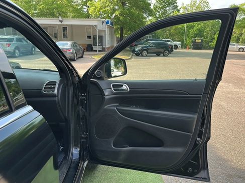 Used 2018 Jeep Grand Cherokee Laredo AWD/4WD image 21