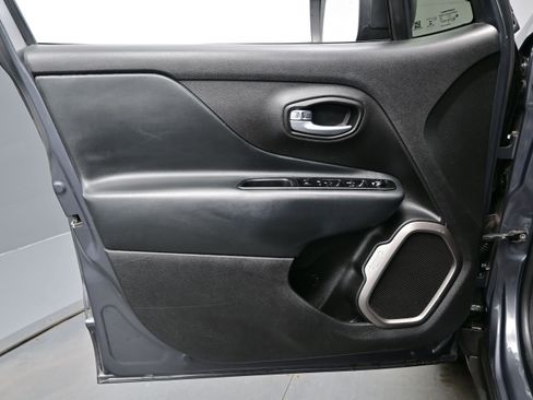 Used 2022 Jeep Renegade Latitude AWD/4WD image 12