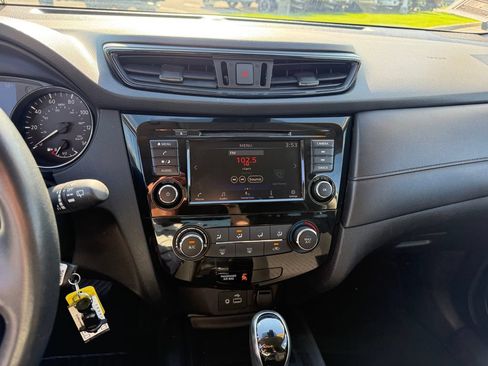 Used 2019 Nissan Rogue S w/ Special Edition Package FWD image 11