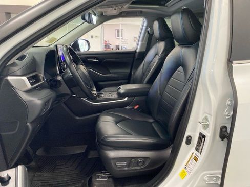 Used 2023 Toyota Highlander XLE AWD/4WD image 16