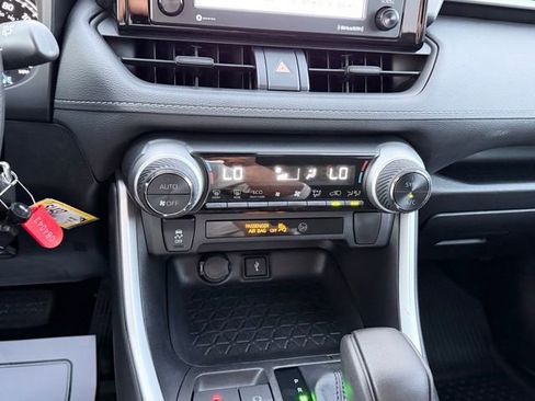Used 2021 Toyota RAV4 LE image 21
