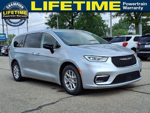 Used 2024 Chrysler Pacifica Touring-L FWD image 3