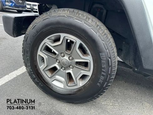 Used 2017 Jeep Wrangler Unlimited Rubicon w/ Connectivity Group AWD/4WD image 16