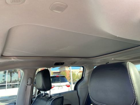 Used 2022 Chrysler Pacifica Limited w/ Uconnect Theater Family Group image 15