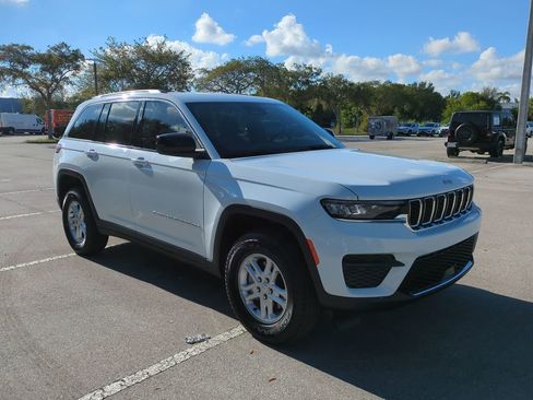 New 2025 Jeep Grand Cherokee Laredo AWD/4WD image 2