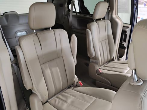 Used 2016 Chrysler Town & Country Touring image 14
