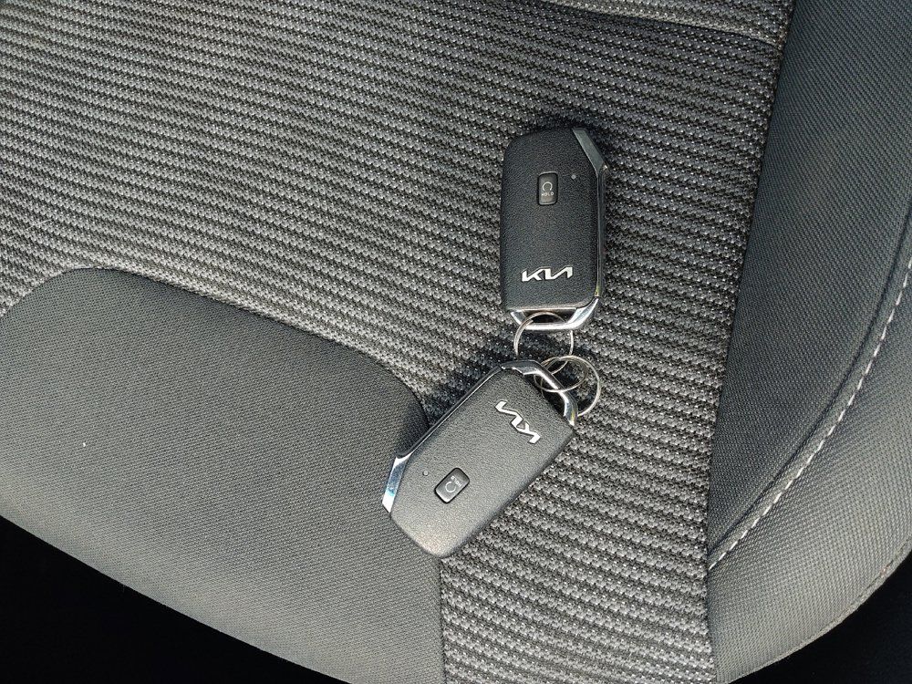 Used 2022 Kia Niro LXS FWD image 32