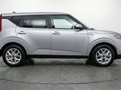 Used 2025 Kia Soul LX w/ LX Technology Package FWD image 11