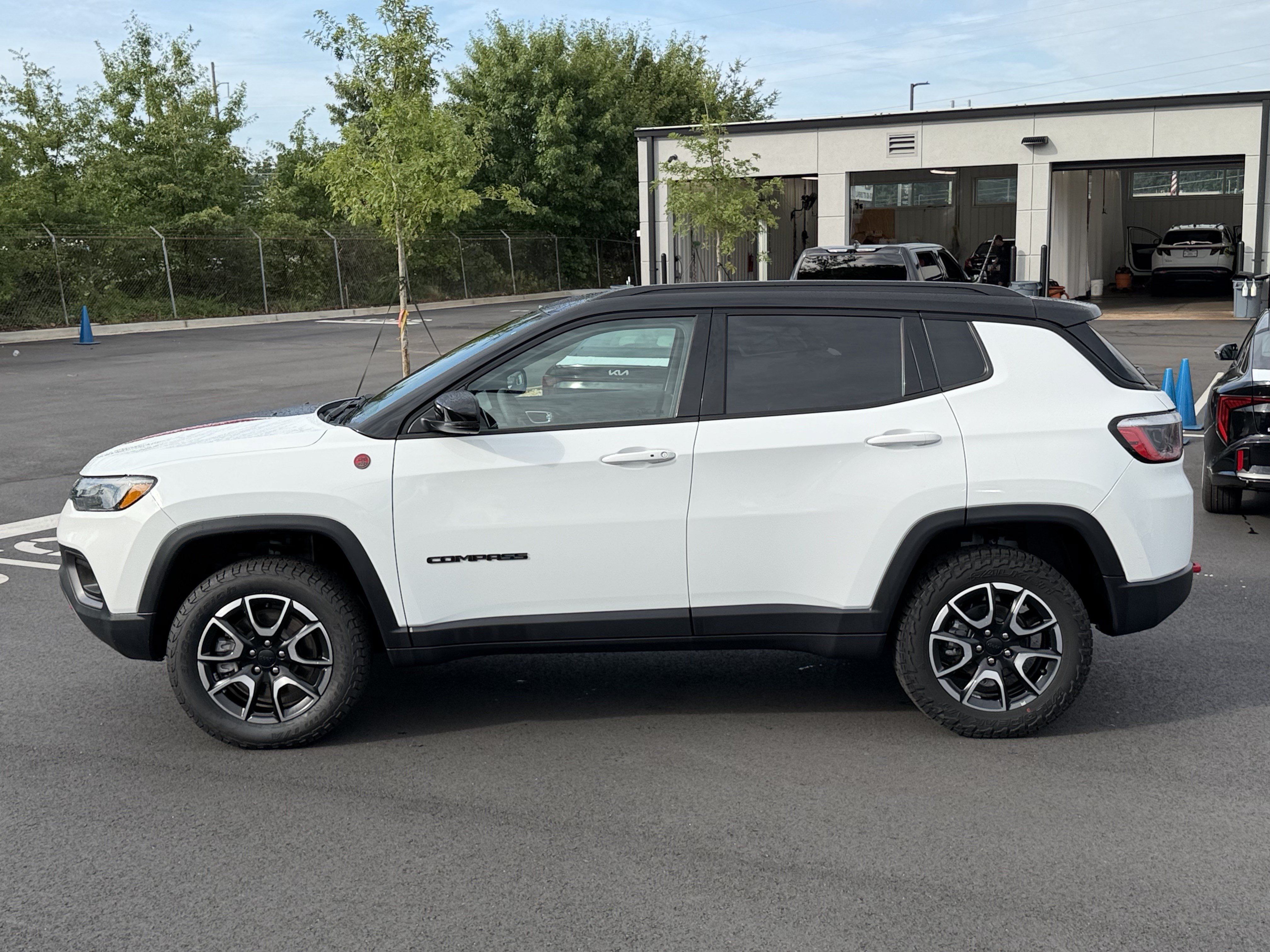 Used 2024 Jeep Compass Trailhawk AWD/4WD image 4