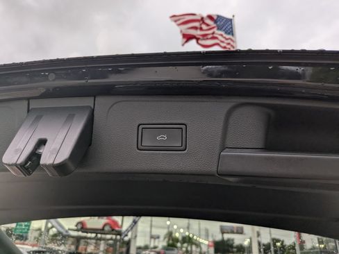 Certified 2023 Volkswagen Atlas SE FWD image 9