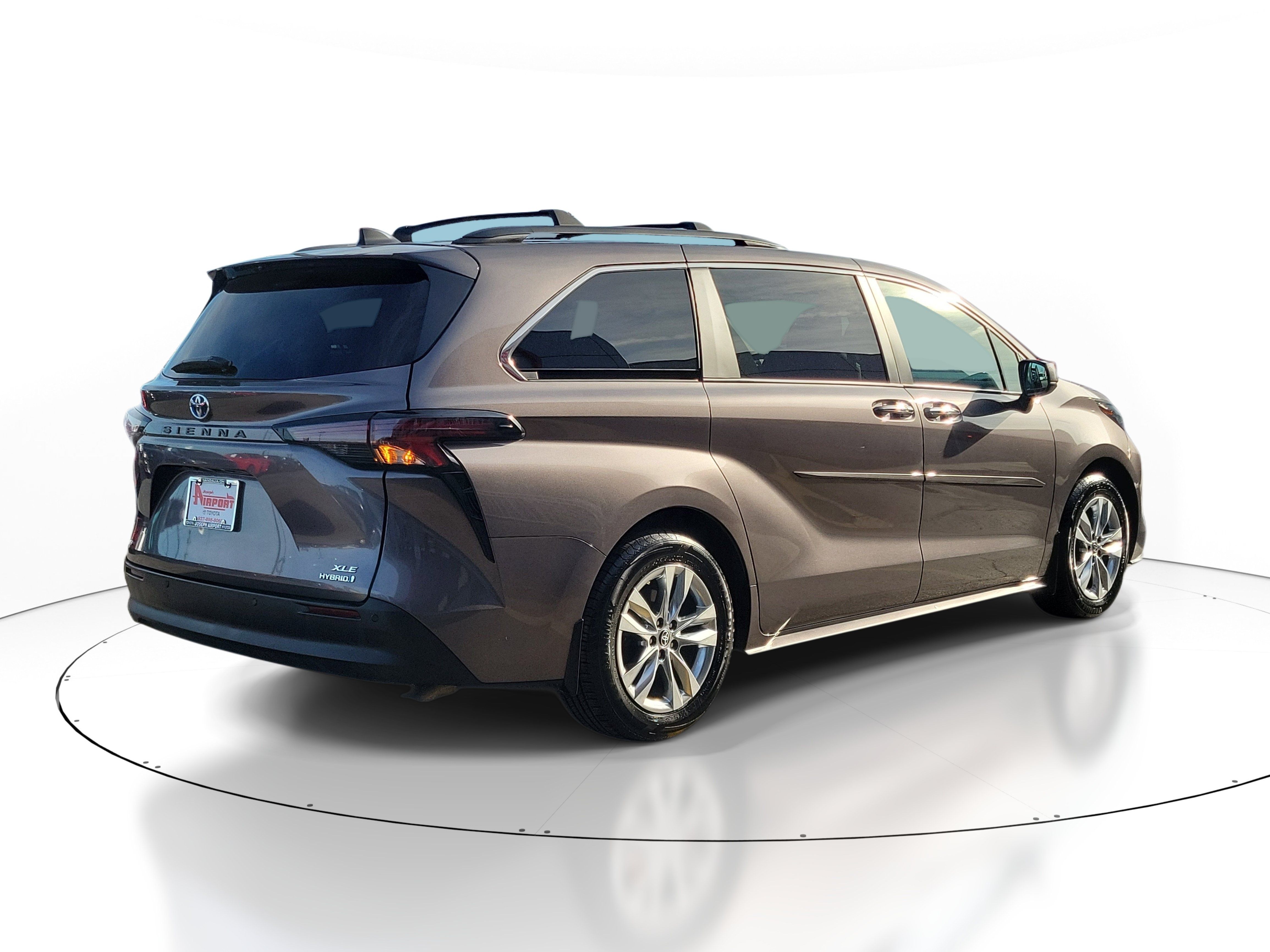 Used 2023 Toyota Sienna XLE w/ XLE Plus Package AWD/4WD image 4