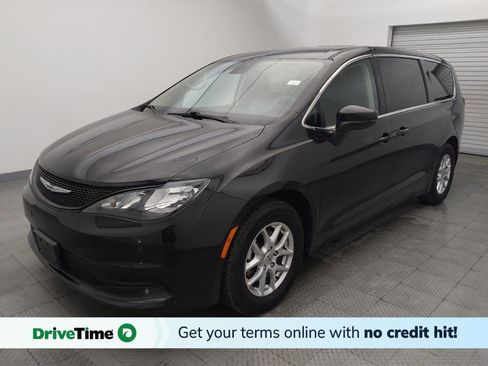 Used 2022 Chrysler Voyager LX FWD image 1