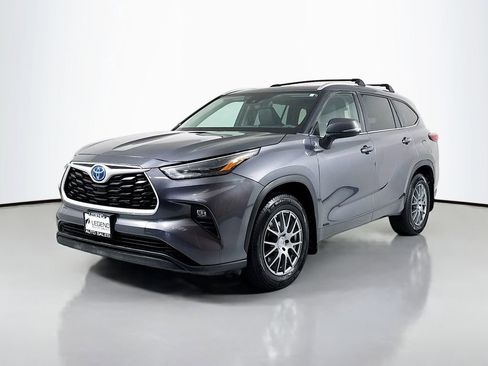 Used 2023 Toyota Highlander XLE AWD/4WD image 1
