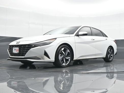 Used 2022 Hyundai Elantra Limited image 16