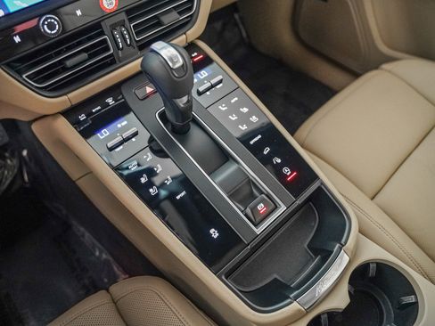 Certified 2025 Porsche Macan image 19