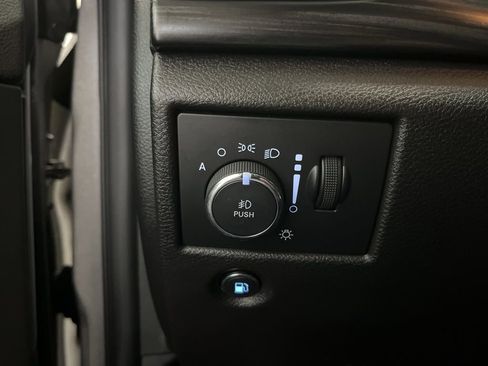 Used 2019 Jeep Grand Cherokee Altitude AWD/4WD image 14