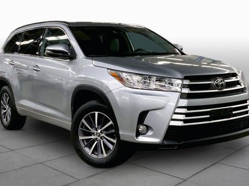 Used 2018 Toyota Highlander XLE AWD/4WD image 3