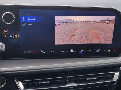 Used 2025 Chevrolet Traverse LT image 18