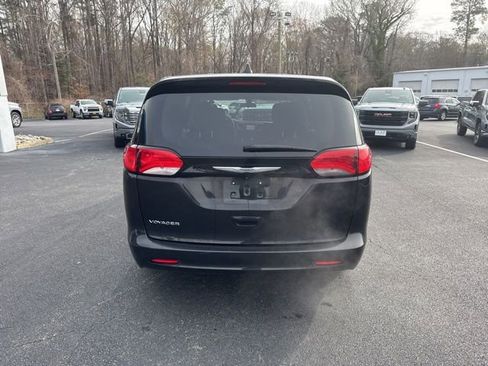 Used 2022 Chrysler Voyager LX image 18