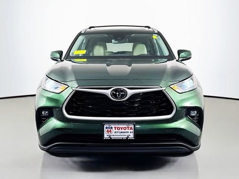 Used 2023 Toyota Highlander XLE AWD/4WD image 11