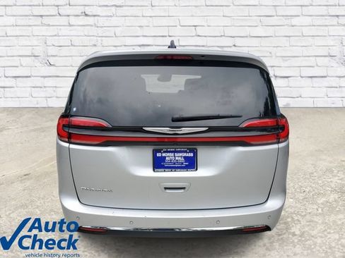 Used 2024 Chrysler Pacifica Touring-L FWD image 3