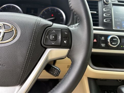 Used 2016 Toyota Highlander XLE image 17