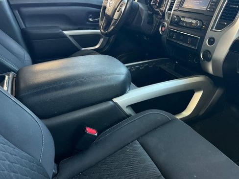 Used 2018 Nissan Titan SV w/ SV Convenience Package RWD image 17