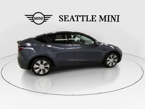 Used 2022 Tesla Model Y Long Range image 12