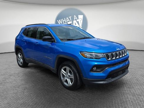 Used 2023 Jeep Compass Latitude w/ Convenience Group AWD/4WD image 1