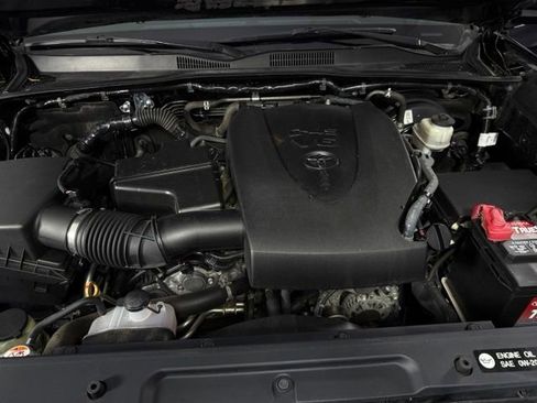 Used 2018 Toyota Tacoma TRD Sport AWD/4WD image 13