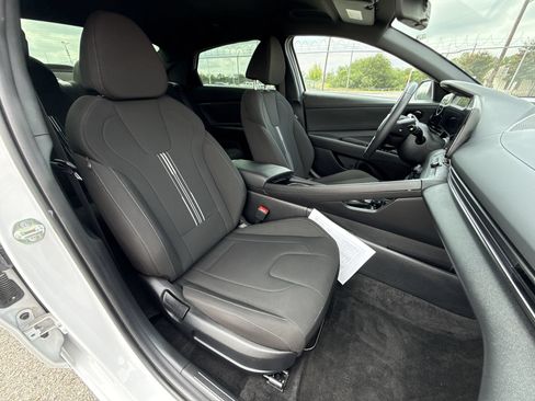 Used 2025 Hyundai Elantra SEL FWD image 25