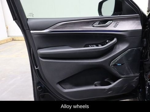 Used 2023 Jeep Grand Cherokee Overland image 18