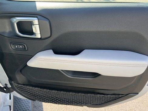 Used 2022 Jeep Wrangler Unlimited Sahara image 16