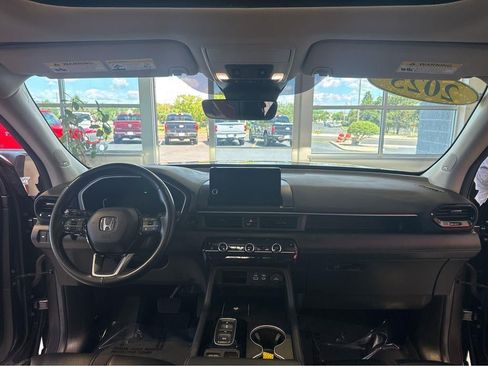 Used 2025 Honda Pilot Touring image 17